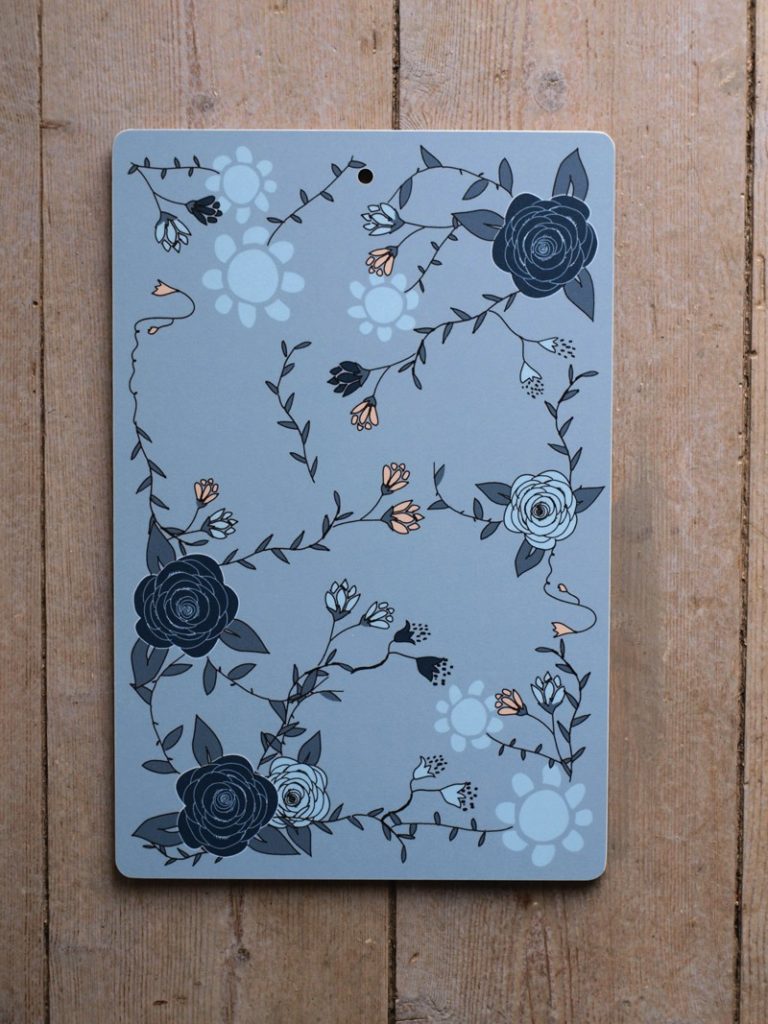 Blå skärbräda med mörblå rosor och ljusblå sommarblommor.